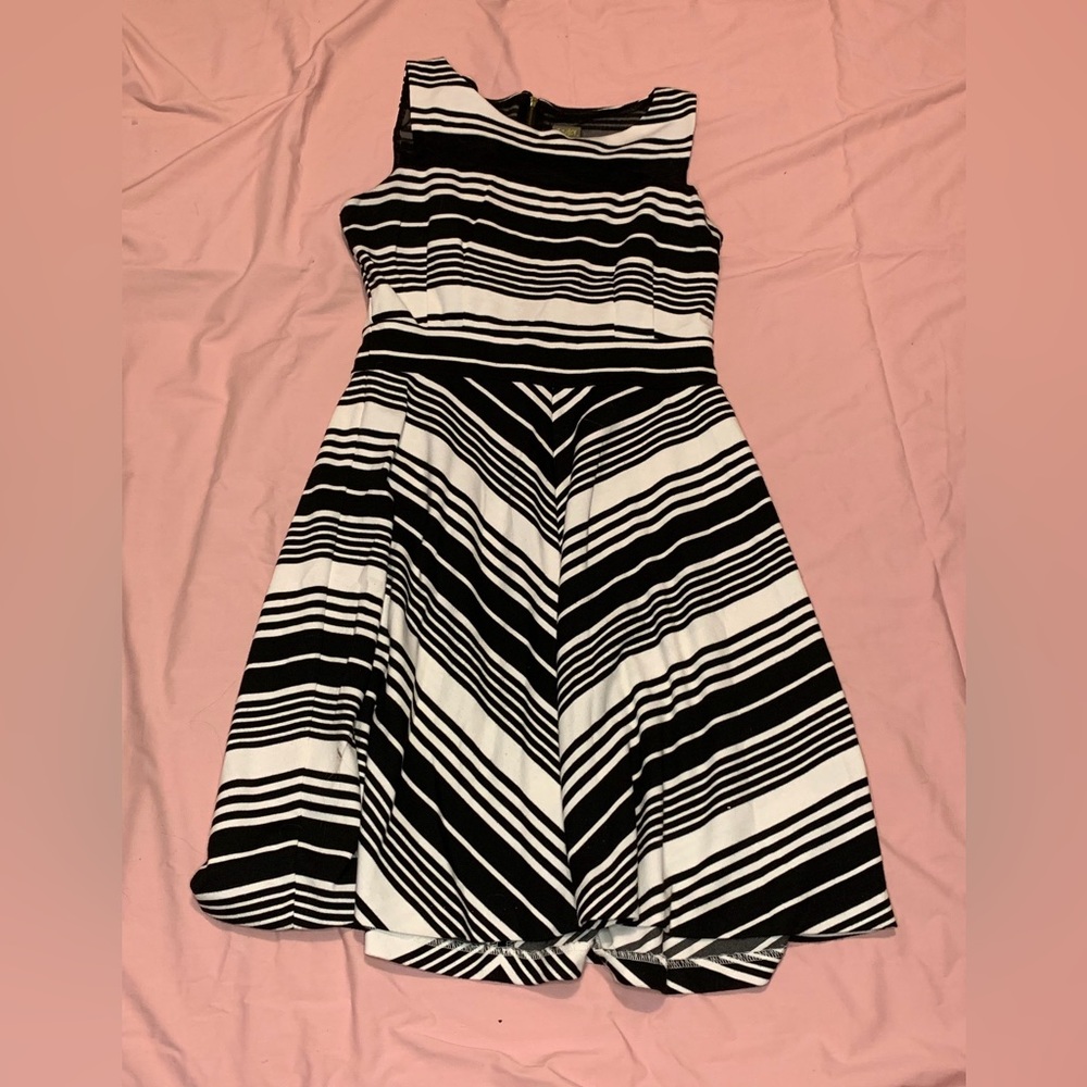 Taylor size 8 Black & Cream sleeveless dress